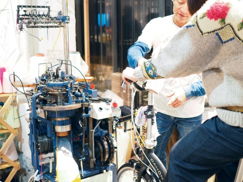 nhân viên hướng dẫn khách sử dụng máy charix